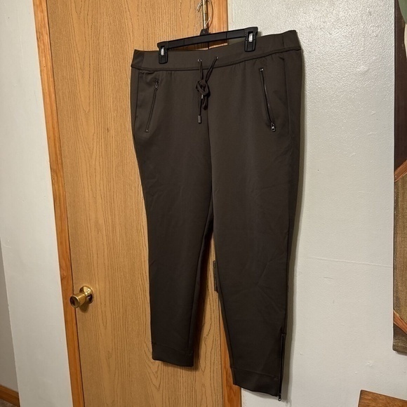 Lane Bryant Pants - Lane Bryant NWT Size 18/20 Solid Green Pull-On Leggings w/Zipper Closure Legs